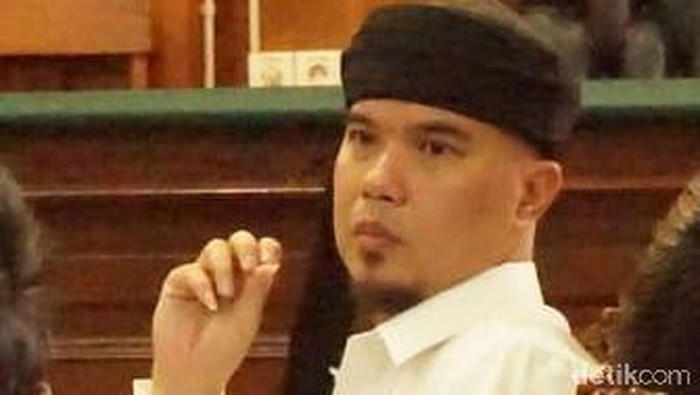 Serangan asam urat yang dialami Ahmad Dhani membuatnya harus menggunakan alat bantu. (Foto: Deny Prastyo Utomo) Serangan asam urat yang dialami Ahmad Dhani membuatnya harus menggunakan alat bantu. (Foto: Deny Prastyo Utomo)