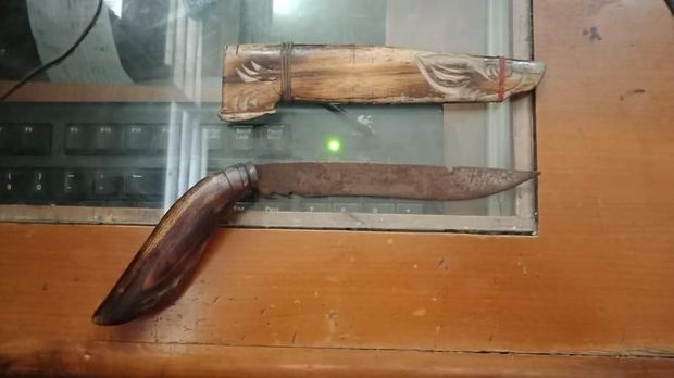 Badik yang digunakan pelaku untuk serang korban.