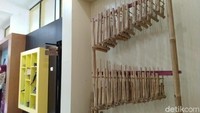 Ada juga satu set angklung. Wah, benar-benar melertarikan budaya asli ya! (Dadang Hermansyah/detikcom)