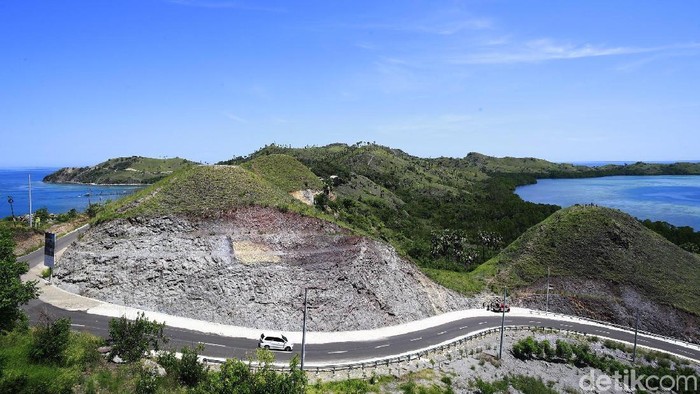 Perbukitan di Labuan Baju memang cantik dengan lanskap yang khas. Salah satunya adalah Bukit Cinta, spot yang benar-benar romantis.