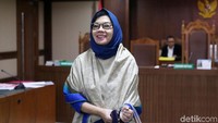 Senyum tersungging dari bibir eks Dirut Pertamina itu saat menjalani sidang kasus korupsi investasi PT Pertamina di Blok Basker Manta Gummy (BMG) Australia, Kamis (14/3/2019).