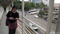 Peristiwa itu diketahui terjadi pada pukul 11.30 WIB. Saat itu pelaku dan korban sama-sama sedang menunggu bus TransJakarta.