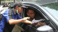 Uji emisi gratis ini langsung dimanfaatkan warga.