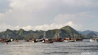 Menurut sejarah, dari kata Labuan Bajo memiliki arti tempat berlabuhnya Suku Bajo. Suku Bajo berasal dari Sulawesi. Mereka dikenal sebagai pelaut ulung.