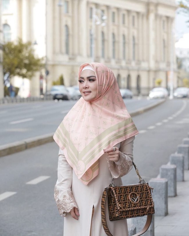 Berbeda dengan scarf Luna Maya, scarf buatan Syahrini bermotif monogram logo SR yang merupakan singkatan namanya. Ia juga menyajikan warna-warna yang lebih pastel. Foto: Instagram