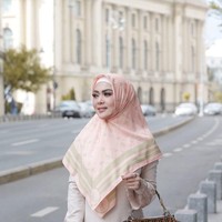 Berbeda dengan scarf Luna Maya, scarf buatan Syahrini bermotif monogram logo SR yang merupakan singkatan namanya. Ia juga menyajikan warna-warna yang lebih pastel. Foto: Instagram