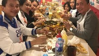 mantap hehehe, tulis Umi Kalsum. Begini nih keseruannya saat makan seafood ala Louisiana bareng suami, Bilqis, dan kerabat lainnya. Foto: Instagram mom_ayting92_