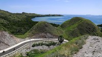 Labuan Bajo bisa dibilang jadi tempat transit buat turis yang mau menjelajah Taman Nasional Komodo. Bukit-bukit ini bisa menawarkan pengalaman baru (Dikhy Sasra/detikcom)