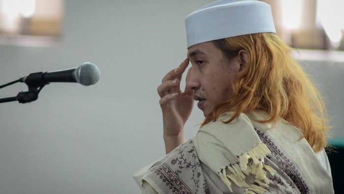Bahar bin Smith kembali jalani sidang lanjutan kasus dugaan penganiayaan. Merasa mengalami ketidakadilan atas hukumannya, Bahar bin Smith pun mengancam Jokowi.