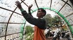 Keren Banget! Petugas UPK Badan Air Bikin Rumah dari Botol Plastik