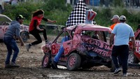 Diberitakan Lovin Malta, pada Minggu 10 Maret lalu sekelompok wanita lokal mengambil bagian dalam ajang Ladies Demolition Derby yang pertama kali diadakan. Peserta wanita di Malta berlomba-lomba menghancurkan mobil. REUTERS/Darrin Zammit Lupi.