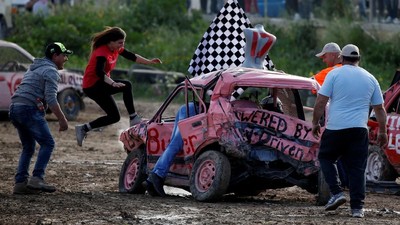 Di Malta Ada Lomba Khusus Wanita Hancurkan Mobil Lho