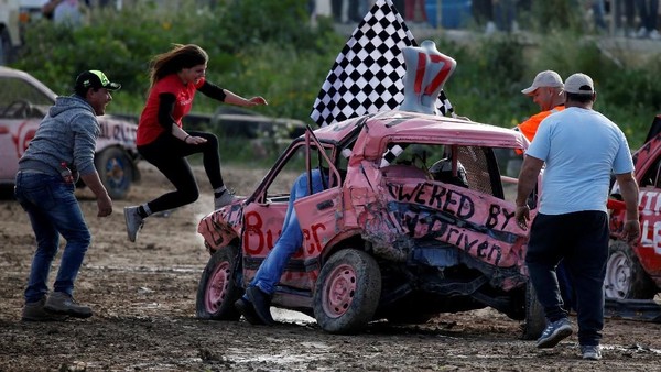 Di Malta Ada Lomba Khusus Wanita Hancurkan Mobil Lho