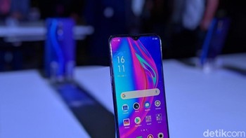 Tersedia ruang penyimpanan internal 128 GB. Jika kurang, tersedia slot microSD yang mendukung hingga 256 GB. Foto: Adi Fida Rahman/detikINET