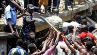 Peristiwa gedung roboh sering terjadi di Nigeria lantaran lemahnya penegakan aturan dan buruknya bahan bangunan. Di Lagos pada tahun yang sama, sebuah bangunan berlantai lima yang sedang dibangun juga runtuh. Sebanyak 30 orang tewas dalam peristiwa itu. Temilade Adelaja/Reuters.