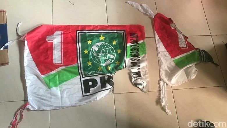 Bendera Partai Dibakar di Banyuwangi, Polisi dan Panwascam Selidiki Bendera Partai Dibakar di Banyuwangi, Polisi dan Panwascam Selidiki