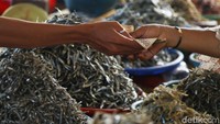Labuan Bajo baru sembilan tahun berstatus sebagai ibu kota Kabupaten Manggarai Barat, yaitu sejak  tahun 2003. Kini perekonomian masyarakatnya makin mengeliat.