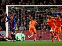 Lyon berhasil memperkecil ketertinggalan menjadi 1-2 di menit ke-58. Lucas Tousar melesakkan gol setelah terjadi kemelut di kotak penalti Barca. (Foto: Juan Medina/Reuters)