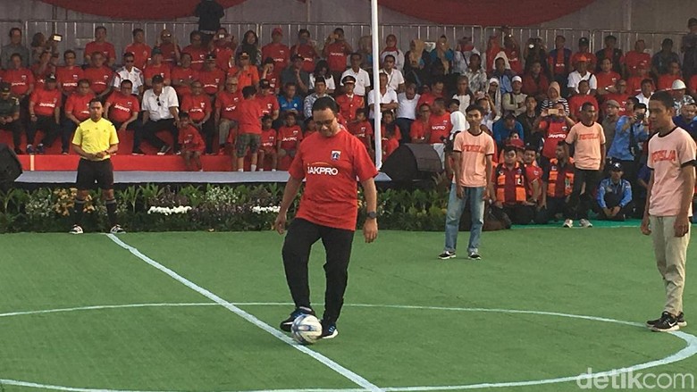 Tendang Bola, Anies Mulai Pembangunan Jakarta International Stadium Tendang Bola, Anies Mulai Pembangunan Jakarta International Stadium