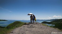 Sejumlah wisatawan ada pula yang sekadar duduk santai menikmati view yang tersaji dan ada turis juga yang tertarik ke Bukit Cinta (Dikhy Sasra/detikcom)