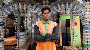 Keren Banget! Petugas UPK Badan Air Bikin Rumah dari Botol Plastik