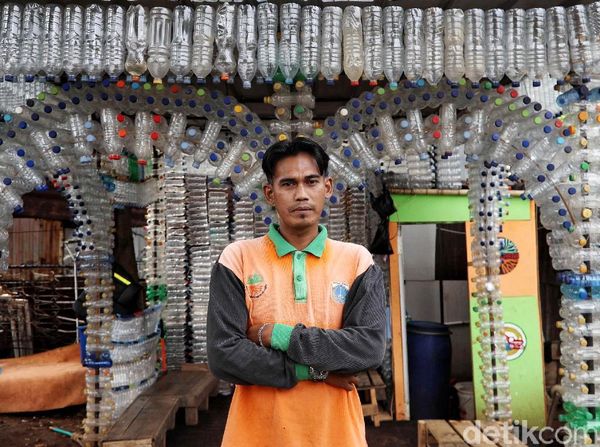 Keren Banget! Petugas UPK Badan Air Bikin Rumah dari Botol Plastik