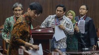 Hadir pula para pemohon antara lain Direktur Eksekutif Perludem Titi Anggraini, peneliti utama NETGRIT, Hadar Nafis Gumay dan pengajar Universitas Andalas, Feri Amsari.