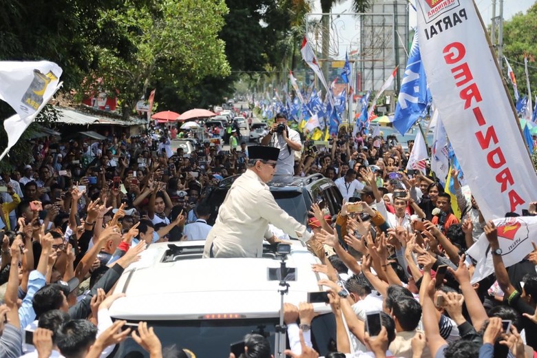 Canda Prabowo soal Pakai Sarung Tangan: Saya Takut Tangannya Emak-emak Canda Prabowo soal Pakai Sarung Tangan: Saya Takut Tangannya Emak-emak