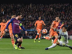 Lyon mengganti kiper Anthony Lopes dengan Mathieu Gorgelin. Messi hampir melesakkan gol kedua di awal babak kedua. (Foto: David Ramos/Getty Images)