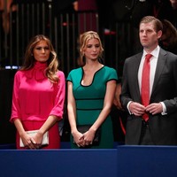 Dikutip dari International Business Times, blus yang berhiaskan pussy-bow mulai mewarnai karya-karya desainer kondang seperti Coco Chanel dan Yves Saint Laurent pada 1950an. Yves memadukan blouse tersebut dengan setelan Le Smoking yang legendaris itu. Pada era 1980an, para wanita karier merasa perlu berpakaian seperti pria agar tak dianggap remeh di lingkungan kerja. Mereka pun memilih blouse pussy-bow sebagai alternatif dari kemeja berdasi.(Foto: Getty Images)