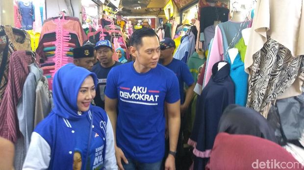 Komandan Kogasma Partai Demokrat Agus Harimurti Yudhoyono (AHY) blusukan ke Pasar Cipulir, Jakarta Selatan.