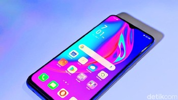 Dapur pacunya diserahkan pada prosesor octa core Mediatek Helio P70 dengan fabrikasi 12nm. Mengusung GPU Mali G72 MP3 dam RAM 4 GB. Foto: Adi Fida Rahman/detikINET