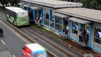 Tampak warga mengantre menunggu bus TransJakarta usai terjadinya insiden penusukan di halte TransJakarta BKN, Cililitan, Jakarta Timur.