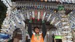 Keren Banget! Petugas UPK Badan Air Bikin Rumah dari Botol Plastik