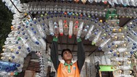 Menurut petugas rumah botol tersebut dibuat oleh Rudi bersama rekannya sejak Januari - Maret 2019.