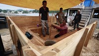 Andi Baso mengecek pekerjaan anak buahnya. Meningkatnya kunjungan wisatawan ke Labuan Bajo membuat industri angkutan kapal wisata juga berimbas dengan makin banyaknya pesanan kapal-kapal baru.