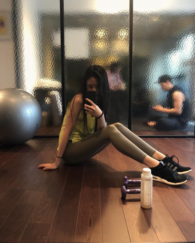 Legging kerap menjadi andalan artis Korea Na Eun A Pink sampai-sampai netizen bosan melihatnya. Dia cuma punya legging ya? Entah di bandara atau keluar rumah pasti pakai legging, kritik seorang netizen. (Foto: Instagram)