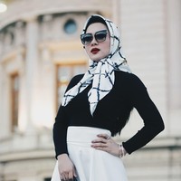 Sebanyak 5000 helai scarf langsung ludes di awal peluncuran. Meski begitu, scarf seharga Rp 389.000 sering disebut kemahalan. Bahkan ada yang netizen menyebut harganya lebih mahal dari daging sapi. Foto: Instagram