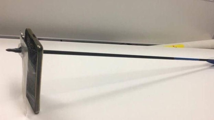 Ponsel sang pria menjadi pelindung, menyelamatkan nyawanya. (Foto: BBC/NSW Police) Ponsel sang pria menjadi pelindung, menyelamatkan nyawanya. (Foto: BBC/NSW Police)