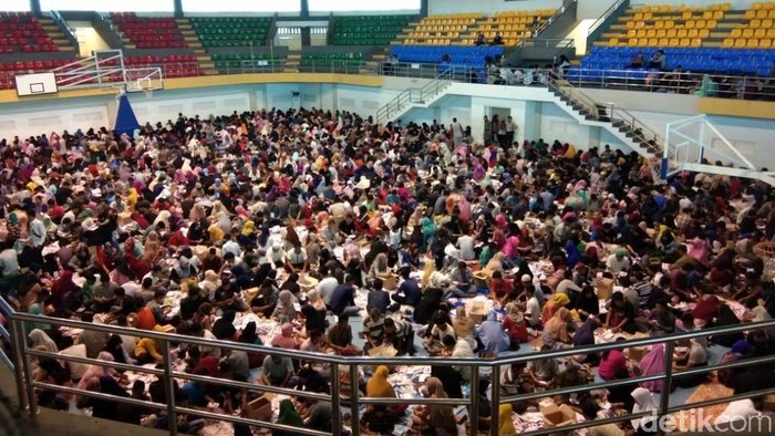 Warga Membludak, Pelipatan Surat Suara Pemilu di Kampar Riau Disetop