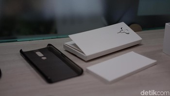 Setiap pembelian diberikan silicon, buku petunjuk dan jarum pembuka slot SIM Card. Foto: Adi Fida Rahman/detikINET