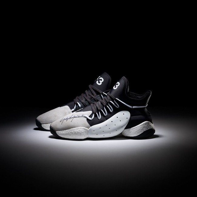 Yohji Yamamoto, seorang desainer Jepang yang legendaris, adalah pemilik merek ini. Yohji Yamamoto menciptakan ide membuat sepatu atletik dengan sentuhan kasual. Ia pun sebelumnya telah berkolaborasi dengan Adidas untuk membuat lini Adidas Y-3. Semua sepatu tampak ramping dan sebagian besar menggunakan warna dasar putih dan hitam. Foto: dok. Y3