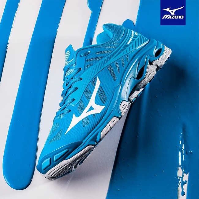 Label Mizuno sudah populer di area fashion sportwear. Mizuno memulai toko pertamanya di tahun 1906 di Osaka. Awalnya hanyalah toko yang menjual barang-barang dari Barat, namun beberapa tahun setelahnya mereka mulai menjual barang-barang atletik miliknya sendiri, termasuk sneakers. Foto: dok. Mizuno