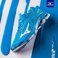 Label Mizuno sudah populer di area fashion sportwear. Mizuno memulai toko pertamanya di tahun 1906 di Osaka. Awalnya hanyalah toko yang menjual barang-barang dari Barat, namun beberapa tahun setelahnya mereka mulai menjual barang-barang atletik miliknya sendiri, termasuk sneakers. Foto: dok. Mizuno