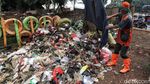 Aksi Petugas UPK Bersihkan Sampah Di Kali Baru Timur