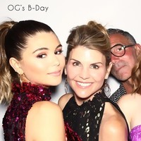 Aktris Lori Loughlin menjadi salah satu dari 50 orang yang terlibat dalam skandal suap masuk universitas. Dilaporkan jika Lori dan suaminya desainer Mossimo Giannulli membayar $500,000 atau Rp 7,1 miliaran untuk memasukkan kedua anaknya ke USC. Selain Lori, aktris Felicity Human juga terlibat. Foto: Instagram @oliviajade