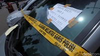 Puluhan mobil itu dipasangi garis polisi.