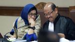 Karen Umbar Senyuman di Sidang Lanjutan Kasus Korupsi