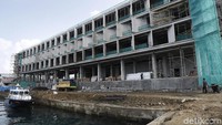 Meningkatnya potensi industri hotel memacu minat pasar baru di kawasan ini, baru-baru ini masuk resor mewah berbintang lima yang pertama, adalah Ayana Komodo seluas 205 kamar yang dibuka pada bulan September lalu.