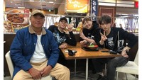 Di waktu luangnya, Jonghoon seringkali ngumpul bersama teman-temannya di restoran, sambil makan bersama. Foto: Instagram @ftgtjhc